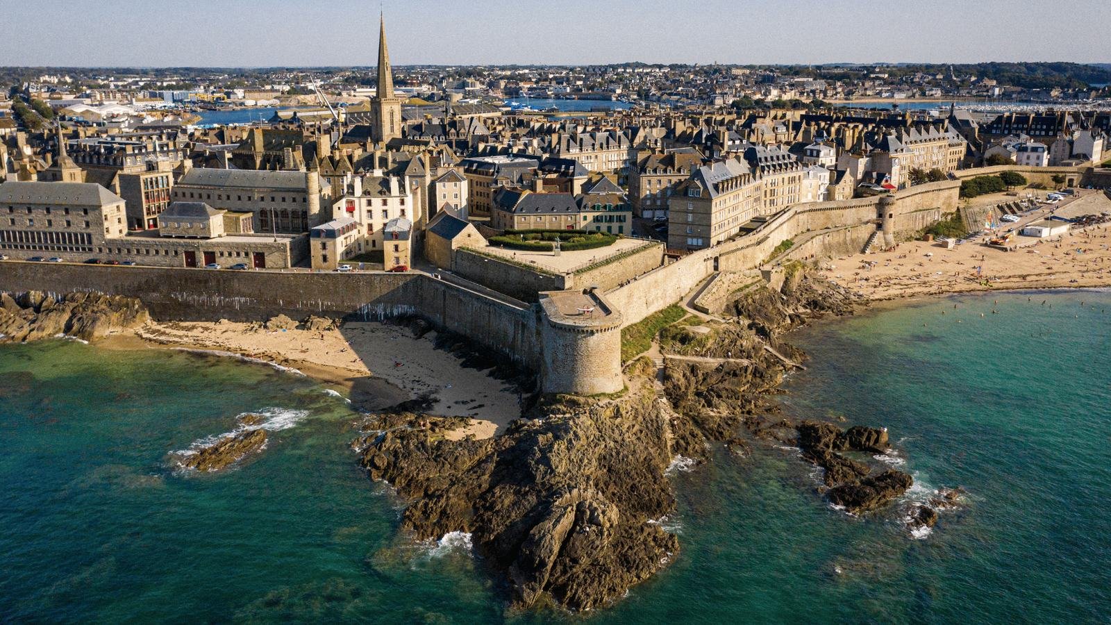 Vue aérienne de Saint-Malo intra-muros : les remparts, la plage de Bon-Secours et le front de mer.